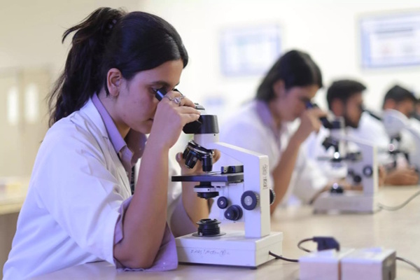 How to Choose the Right Paramedical Course After 12th